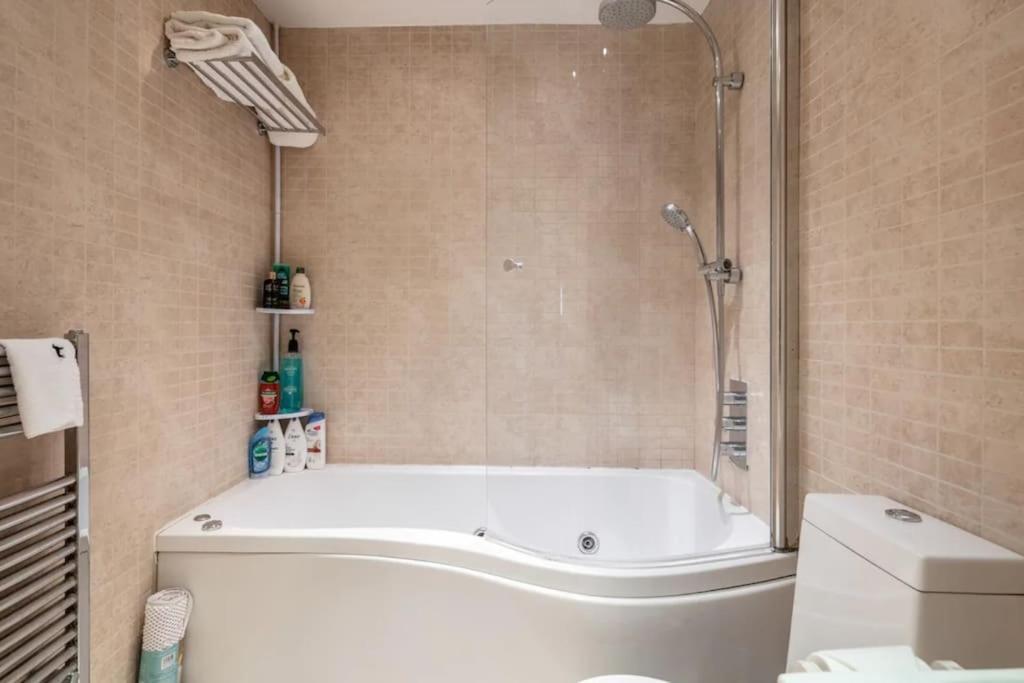 1 Bedroom Flat With Free Parking Londres Exterior foto